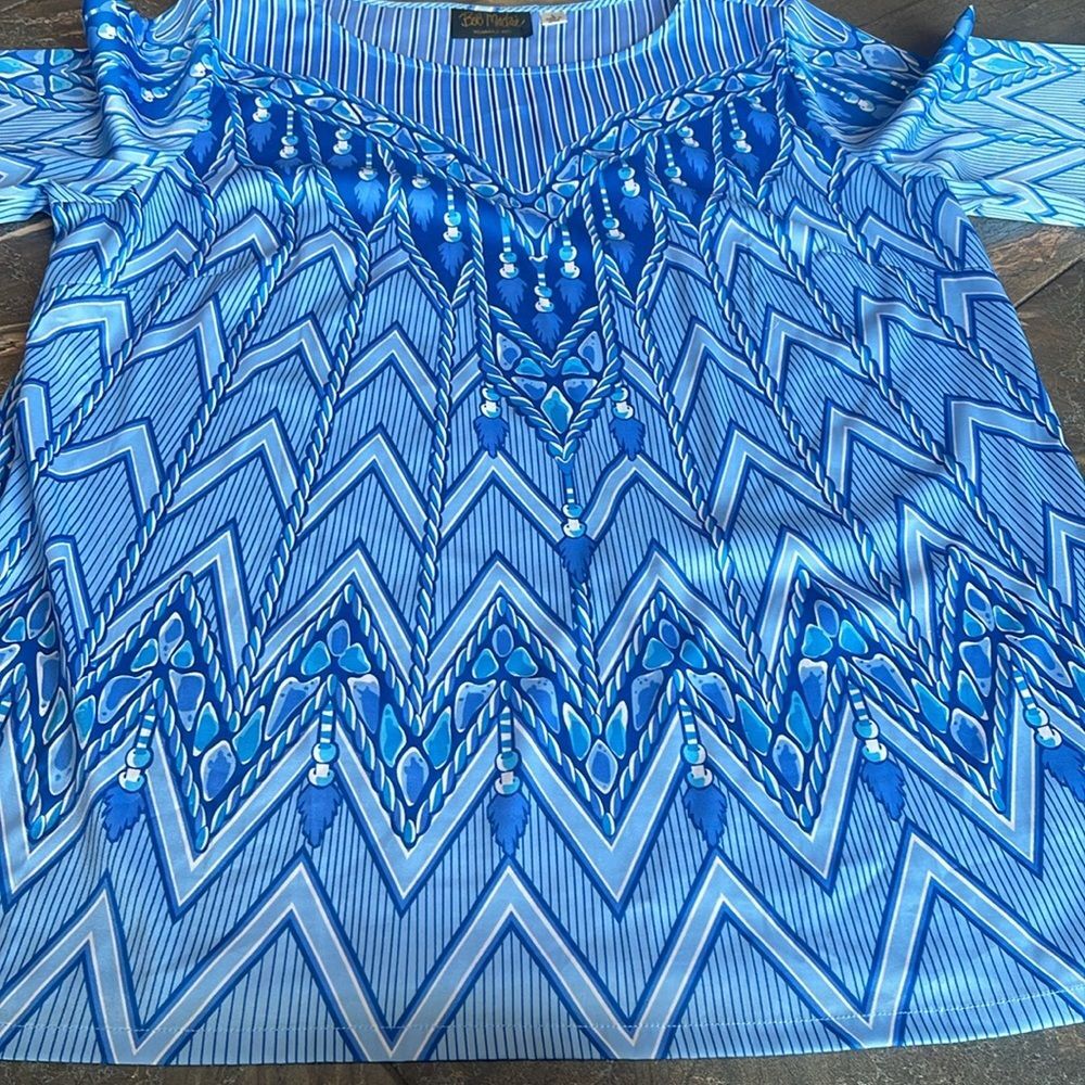 Bob Mackie light blue and white patterned short-sleeved blouse. Size L - Picture 10 of 11